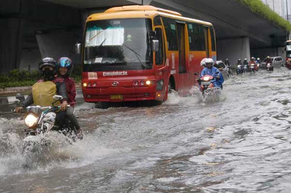 Despite Rain, Flood and Traffic Jam : Business Must Go On